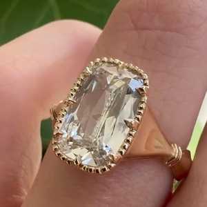 Bague Art Déco en Or Jaune 10K avec Diamant de Coupe Coussin 'Old Mine' de 5.02 carats, cultivé en laboratoire, Bijou de Fête pour Mariage, Fiançailles, etc. - Product Image 3