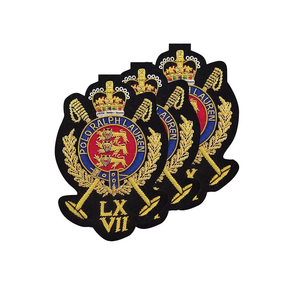 Badges de mode personnalisés faits main en dentelle brodée à coudre avec épingle de sûreté, en tissu doré 3D, OEM ODM, vente en gros pour uniformes - Product Image 1