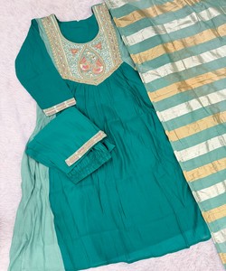 Salwar Kameez traditionnel pour femmes, couleur turquoise, avec dupatta brodée, coupe ample, longueur au sol, tenue de soirée, style Inde Pakistan 86863 DIVA-179 - Product Image 3