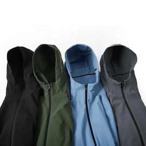 เสื้อแจ็คเก็ตผู้ชาย OEM แห้งเร็ว สกรีนโลโก้ได้ ผลิตจากโพลีเอสเตอร์ 100% สไตล์วินเทจ เรโทร กันน้ำ กันลม เหมาะสำหรับเล่นกีฬาและกิจกรรมกลางแจ้ง - Product Image 5