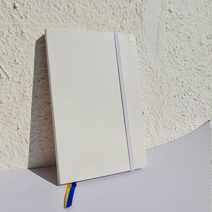Cahier de notes en cuir PU en cuir blanc unisexe taille A5 ligné cahier à couverture rigide pour le bureau avec fermeture à bande élastique - Product Image 3