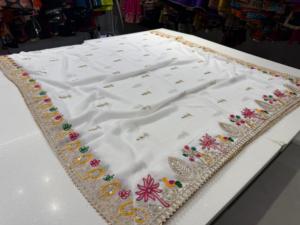 Dupatta de Seda Arrugada Color Borgoña con Borde Dorado, Elegante y Tradicional para Bodas, Fiestas y Diwali, para Mujeres Indias y Pakistaníes - Product Image 2