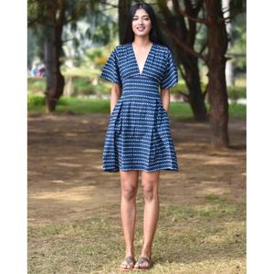 Robe courte imprimée bleue pour femmes, décontractée, col en V, demi-manches, mini-robe d'été en coton, style western pour dames - Product Image 2