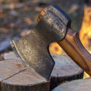 Hacha de Batalla Vikinga de Acero al Carbono Ragnar Forjada a Mano con Funda de Cuero, Hacha de Calidad Industrial - Product Image 2