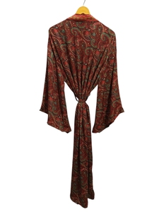 Kimono vintage de seda con patchwork de sari, túnica larga para cubrir el bikini, ropa de dormir, hecho a mano en India con seda de sari reciclada. - Product Image 4