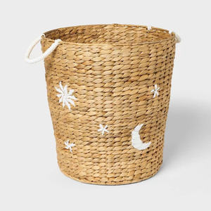 Panier de rangement en osier brodé pour chambres de garçons, thème sportif (basketball et football), panier à linge artisanal en jacinthe d'eau - Product Image 1