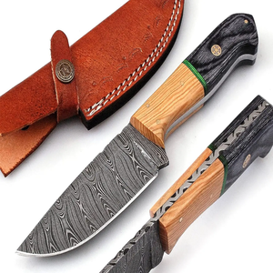 Cuchillo de caza artesanal de acero inoxidable con cómoda hoja curva hecha a mano y mango de madera Pakka, con funda de cuero. - Product Image 1