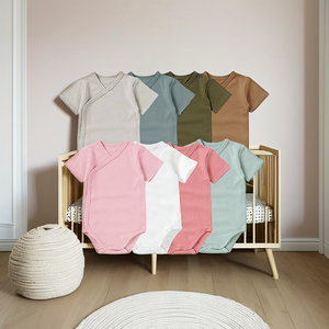 Combinaison bébé unisexe ASTON personnalisée, 100% coton biologique, décontractée, été, col en V, manches courtes, boutons pression, barboteuse pour garçons - Product Image 1