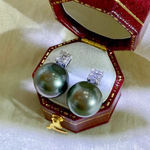 Boucles d'oreilles en perles noires de Tahiti naturelles 11-12 mm vert paon rondes avec légères imperfections, brillance extrême, fabriquées en eau de mer - Product Image 2