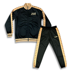 RICSA INTERNATIONAL Man Cave Ensemble de survêtement noir et or pour homme, veste zippée et pantalon, col montant, impression par transfert thermique 180g - Product Image 1