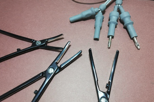 Pinza Bipolar Antiadherente para Sellado de Arterias, 6.5'', 7.5'' y 8.5'', Todos con Pin de 4mm, con Cable, Calidad Premium, Certificación CE - Product Image 2