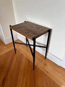 Mesa de Noche de Hierro con Tapa de Madera de Roble Macizo, Mesa Auxiliar con Estructura Metálica Hecha a Mano, Mueble Moderno Rústico para Dormitorio o Sala de Estar - Product Image 2