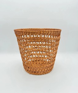 Maceta de ratán con patrón circular, estilo rústico, contenedor para plantas de interior, para plantas verdes y flores artificiales, de la India. - Product Image 1