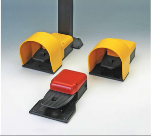 Interrupteur à pédale CMK avec couvercle - 1NO+1NC, fonctionnement mains libres pour un fonctionnement sûr, rapide et fluide des machines CNC - Product Image 1