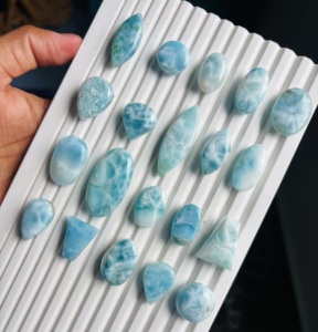 Cabujón de Larimar Natural Pulido de Formas Mixtas - Precio al por Mayor para Fabricación de Joyería - Product Image 1