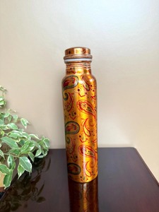 Bouteille en cuivre traditionnelle avec un design gravé élégant, parfaite pour la décoration de la maison, la présentation dans la chambre et les cadeaux festifs. - Product Image 5