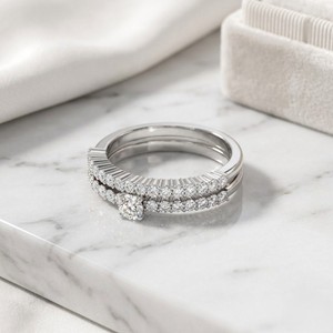 Anillo Solitario Redondo de 0.80CTW con Diamantes Cultivados en Laboratorio, Chapado en Oro de 9K, Color E, Lujoso, con Doble Hilera de Pavé - Product Image 2