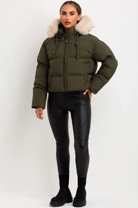 Blouson matelassé tricoté pour femme avec logo personnalisé, broderie, capuche en fausse fourrure, fermeture éclair intégrale, cordon de serrage, design hiver matelassé effet bulle, couleur kaki, OEM - Product Image 6