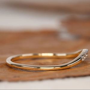 Anillo de Compromiso de Moissanita con Corte Curvo, Anillo de Boda de Plata de Ley 925 Chapado en Oro, Lujoso y Certificado, para Apilamiento Nupcial o Aniversario - Product Image 4