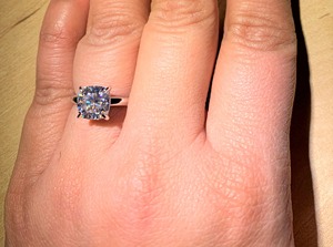 Bague de fiançailles en or blanc avec diamant taille coussin de 2 carats, style classique, pour femme, diamant naturel certifié GIA. - Product Image 5