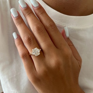 Bague de fiançailles de luxe en or 14K/18K avec trois diamants de laboratoire taille radiant de 3 carats, certifiée IGI, pour mariage - Product Image 4