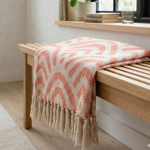 Plaid Chevron en coton recyclé vert sauge pour canapé et fauteuil, avec tissage texturé et franges décoratives pour un décor naturel - Product Image 3