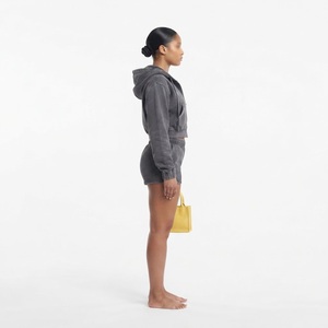Ensemble décontracté deux pièces gris pour femme : crop top à capuche et short à manches longues, couleur unie - Product Image 5