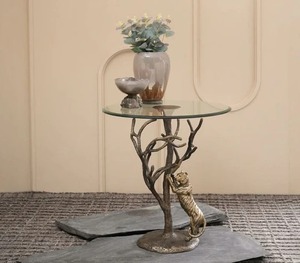 Table d'appoint décorative avec sculpture de panthère grimpante et plateau en verre, pour la maison, le salon, les hôtels et les villas - Product Image 1