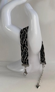 Bracelet Perlé Fait Main Noir et Argenté Design Luxe Exquis Cadeau Promotionnel Nouveauté - Product Image 6