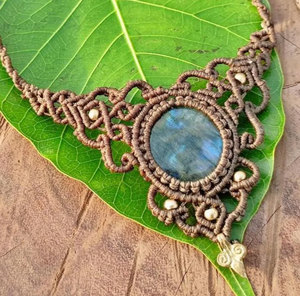 สร้อยคอทำมือสไตล์มาคราเม่ ดีไซน์โบฮีเมียน ประดับมุกสีน้ำเงิน ทรงเอเมอรัลด์ รูปผีเสื้อ ปรับขนาดได้ ทำจากเส้นใยธรรมชาติ ช่วยเสริมพลัง - Product Image 2