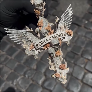 เครื่องประดับฮิปฮอปแฟชั่นระดับไฮเอนด์ จี้เงินโมอิสซาไนต์สั่งทำรูปปีกนางฟ้า กะโหลก และดอกกุหลาบ ดีไซน์ 3 มิติ จี้รูปกางเขนสั่งทำ - Product Image 3