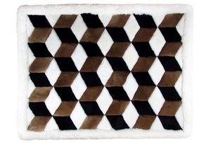 Alfombra de lujo de piel de alpaca con diseños geométricos - Product Image 3