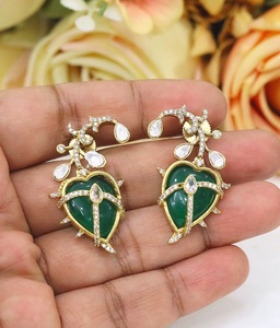 Pendientes Clásicos con Acabado Dorado y Circonitas Cúbicas con Aspecto de Piedra para Mujeres y Niñas, para Looks de Noche, para Fiestas, a la Moda - Product Image 5