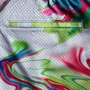 กางเกงบาสเก็ตบอลตาข่ายผู้ชายแบบกำหนดเอง พิมพ์ลายซับลิเมชั่นโพลีเอสเตอร์ ปักลายสำหรับฤดูร้อน เหมาะสำหรับออกกำลังกาย วิ่ง และเล่นกีฬา รับผลิตตามแบบ OEM ขายส่ง พร้อมโลโก้ตามสั่ง - Product Image 3