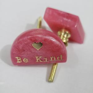 Perillas de gabinete de resina fucsia hechas a mano con acentos de tortuga metálica, manijas y perillas modernas para decoración del hogar - Product Image 3