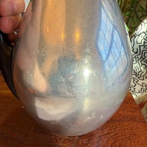 Jarra de plata atemporal con acabado elegante, ideal para el uso diario en el hogar, para servir agua, jugo y otros líquidos, procedente de la India. - Product Image 3