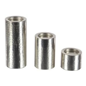 Ensemble de bougeoirs cylindriques en verre sur base en bois, style moderne minimaliste, rustique et contemporain, en bois de manguier et verre pour table. - Product Image 4