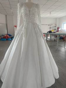 Nouvelle Robe de Mariée Empire Française 2026 en Satin à Texture Avancée, Longueur Ras du Sol, Manches Richement Perlées, Col en V, Appliques à Lacets, Collection Été - Product Image 4