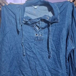 Camisa vaquera lavada con lejía vintage OEM para mujer hasta el suelo con bolsillos de parche, manga corta, técnica tejida teñida lisa - Product Image 5