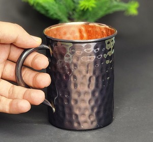 Mug en cuivre avec texture martelée, finition noire, style vintage, utilisation en extérieur, poignée portable incluse - Product Image 3