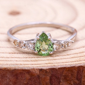 Anillo de Compromiso de Plata de Ley 925 con Zafiro Verde en Forma de Pera y Detalles de Diamantes Laterales, Joyería Fina con Piedras Preciosas para Mujer, Venta al Por Mayor - Product Image 3