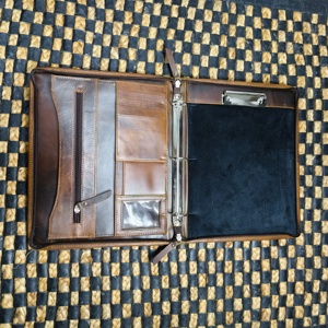 Nuevo Portafolio de Cuero Genuino Vintage en Oferta, con Estampado Floral, Cierre de Hebilla, Color Bronceado, Multiusos, para Todas las Temporadas, Uso Diario - Product Image 5