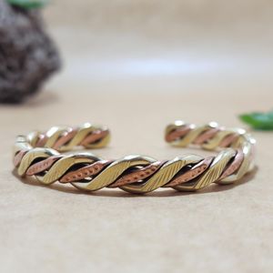 Bracelet en cuivre de luxe, moderne et sophistiqué, accessoire de mode en cristal - Product Image 4