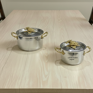 หม้อสแตนเลสสตีลสีเงินแบบตีขึ้นรูป เป็นมิตรกับสิ่งแวดล้อม ใช้กับเตาแก๊สและเตาแม่เหล็กไฟฟ้าได้ พร้อมฝาปิดลายองุ่นสีทองตกแต่งอย่างสวยงาม - Product Image 3