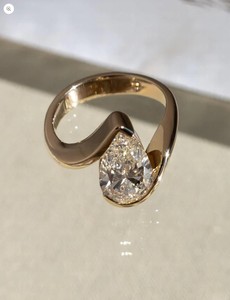 Anillo de Moissanita en Plata de Ley 925 Chapado en Oro, Corte Pera, Engaste de Bisel, para Compromiso, Boda, Promesa, Fiesta, Aniversario, Regalo de Lujo - Product Image 2