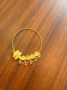 แหวนจมูกทองคำแท้ 22k แบบอินเดียสำหรับงานแต่งงาน เครื่องประดับเจ้าสาว นาท ลายดอกไม้เคลือบสีรูปนกยูง ดีไซน์ห่วงขนาดใหญ่ พร้อมสายเจาะ - Product Image 6