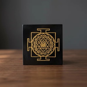 Magnifique plaque de charge carrée en agate noire gravée du mantra Shree Yantra Navkar, cristal énergétique, décoration d'Halloween pour la maison - Product Image 1