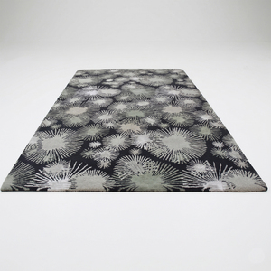 Tapis en laine noir ivoire motif floral étoilé, écologique, antidérapant, tufté à la main pour salon, chambre et intérieurs d'hôtels - Product Image 2