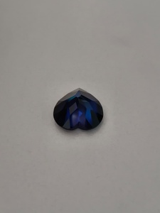 Suministro al por mayor de piedras preciosas sueltas de zafiro azul pulido, tallado en forma de corazón, 100% natural, creado en laboratorio, hecho a mano, para uso en la fabricación de joyas. - Product Image 4