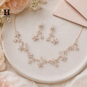 Parure de bijoux en or jaune 18 carats avec motif floral en feuilles et diamants, collier délicat en forme de fleur avec zircon cubique taille marquise et boucles d'oreilles pendantes pour mariée - Product Image 6